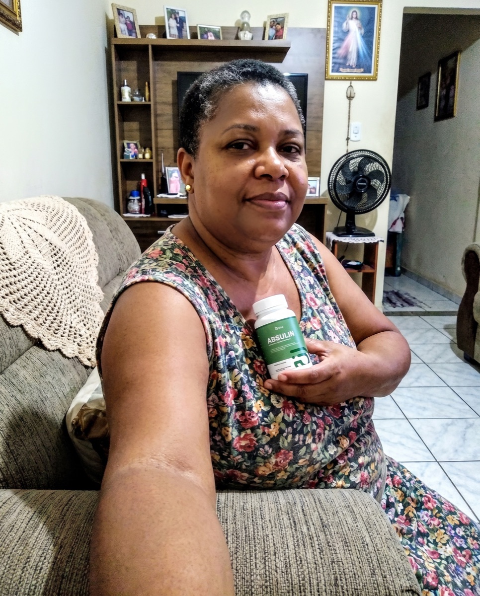 Paciente com o Absulin no sofá